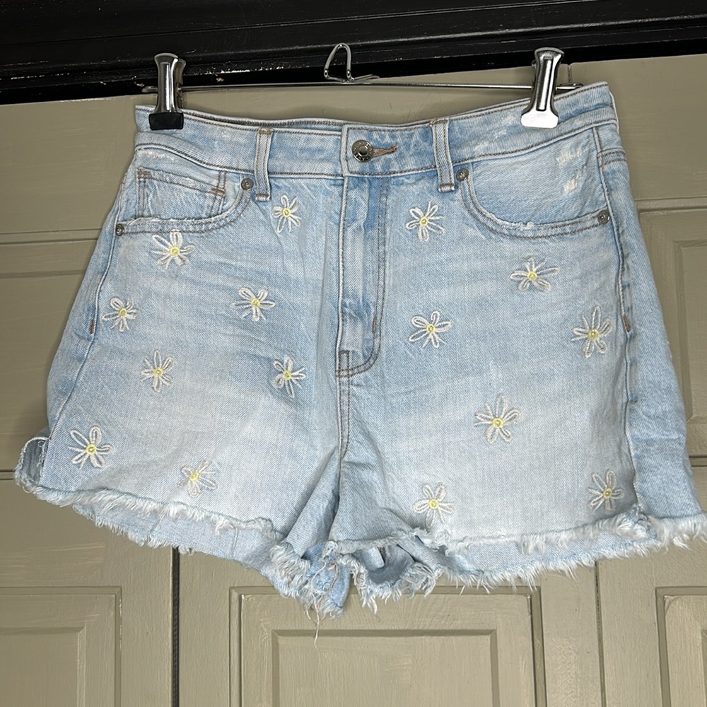 American eagle daisy Jean shorts size 4 embroidered